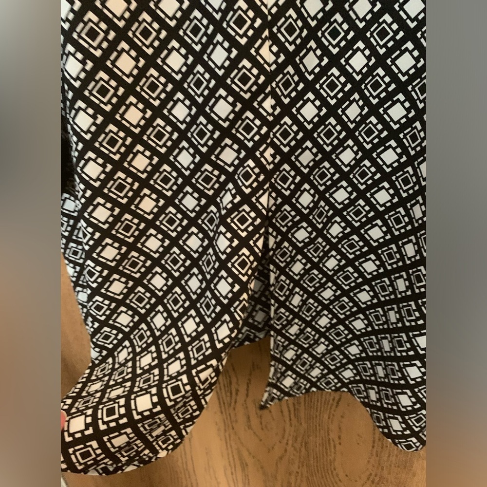 Cathrine’s Black and White Geometric Tunic Top with Roll-up Button Sleeve - Picture 5 of 7
